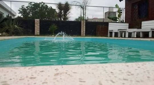 Vista cinematica de pileta en alojamiento.